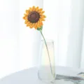 Détail de tige de tournesol au crochet fait main, fleur en fil exquise pour la déco maison. - Double Tournesol