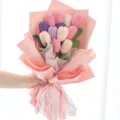 Handgemaakt gehaakt tulpenboeket detail, mooie wollen bloemen voor huisdecoratie. - Lichtpaars