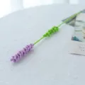 Handgemaakte gehaakte lavendelbloem stengel detail, gebreide bloemendecoratie thuis. - Lichtpaarse lavendel