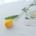 Dettaglio di fiore di tulipano lavorato all'uncinetto, decorazione floreale in lana. - Giallo Dorato