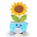 Handgemaakte gehaakte zonnebloem potplant detail met schattige gebreide pop en bordje. - Aqua