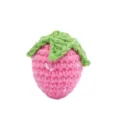 Handgemaakte gehaakte aardbei hanger, schattige wol fruit charm voor boeket en accessoire. - Getextureerde aardbei in licht zonsondergangroze nr. 75