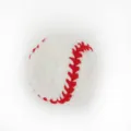 Detail close-up van gehaakte honkbal van wol, handgemaakt wollen hangend ornament in wit en rood. - Tennisbal