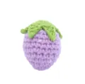 Charmant pendentif de fraise en crochet violet artisanal pour bouquet et accessoire de sac - Fraise texturée en violet clair n° 04
