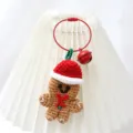 Handgemaakte gehaakte kerst peperkoek man sleutelhanger met rode muts, detailweergave. - Kerst peperkoekvrouw met staaldraadsluiting