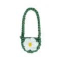 Handgehaakte pop schoudertas, groene miniatuur wollen tas met witte bloemaccent details. - Madeliefjesschoudertas / Groen