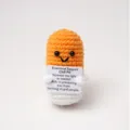 Bambola capsula all'uncinetto fatta a mano, peluche arancione e bianco con simpatica carta. - Arancione