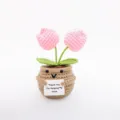 Handgemaakte gehaakte roze tulp potplant detailweergave, schattig bloemdecor kamer. - Tulp in pot met 2 roze koppen en bruine pot