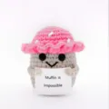 Handgemaakte gehaakte muffin pluche pop met bordje schattig gebreid emotioneel steun figuur - Muffin Pop (Lichtrood) / Lichtrood