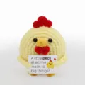 Handgemachte gehäkelte süße Hühnchen-Puppe mit einer motivierenden Karte als tolles Geschenk. - Mini Küken