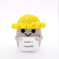 Bambola muffin in lana all'uncinetto, simpatico peluche di energia positiva per decorare la scrivania. - Giallo
