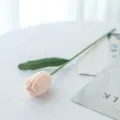 Handgemaakte gehaakte tulpbloem, roze wollen enkele stengeldecoratie voor gezellige woninginrichting. - Huidskleur