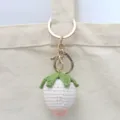Handgemaakte gehaakte aardbei sleutelhanger en schattige tasbedel accessoire voor dagelijks. - Witte aardbei met metalen sluiting