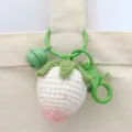 Handgemaakte gehaakte aardbei sleutelhanger met schattig belletje en metalen tasaccessoire. - Witte aardbei met hondenkopsluiting
