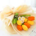 Bouquet di tulipani all'uncinetto fatto a mano, fiori in lana lavorati per la casa. - Arancione