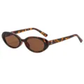 Klassische Retro-Ovale Sonnenbrille mit Schildpatt-Rahmen und braunen Gläsern im Alltag. - Schildpatt Rahmen