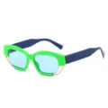 Modische Sonnenbrille mit gruenem Gestell und blauen Glaesern fuer trendigen Sommerlook. - Grüner Rahmen Blaue Gläser