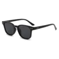 Stilvolle schwarze Sonnenbrille mit dunklen Glaesern und modernen dekorativen Metalldetails. - C1 Glänzender schwarzer Rahmen Graue Linse