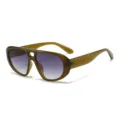 Trendy aviator zonnebril met opvallend olijfgroen montuur en stijlvolle paarse verloopglazen. - C2 Olijf Montuur Gradiënt Grijze Glazen
