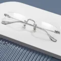 Bügellose Metallbrille mit klaren Gläsern und stilvollen verzierten Silberbügeldetails. - Nur Silberrahmen / 300 Grad Blaulichtfilter / Silber