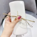 Elegante bügellose Blaulichtfilter Brille, Goldmetallrahmen mit luxuriösen Dekorationsbügeln. - Nur Goldrahmen / 300 Grad Blaulichtfilter / Gold