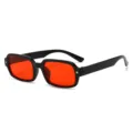 Schwarze eckige Damen Sonnenbrille mit roten Gläsern und kleinen Stern Nieten UV Schutz. - Glänzender schwarzer Rahmen Rote Linse (C11)