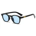 Schwarze Sonnenbrille mit hellblauen Gläsern und goldenen Bügeldetails für den Sommer. - Glänzender schwarzer Rahmen blaue Linse