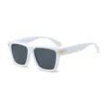 Lunettes de soleil carrées blanches avec verres foncés et détails en métal doré chic. - Monture Blanche Verres Gris Foncé