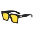Modische quadratische Sonnenbrille mit schwarzem Gestell und gelben Gläsern sowie Metallakzenten. - Schwarzer Rahmen Gelbe Gläser