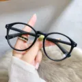 Klassische schwarze runde Brille für Damen, leichter Retro-Optikrahmen für den täglichen Gebrauch. - Matt Schwarz / Planglas