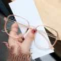 Detalle de la montura de gafas cuadrada grande con diseño transparente rosa de moda. - Solo Estuche De Gafas Y Paño / Negro