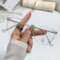 Transparant montuur blauwlichtfilter bril detail met stijlvolle metalen pootjes. - Transparant Wit Montuur (Brillenkoker En Doek)