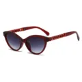 Eleganti occhiali da sole cat eye da donna con stanghette a catena e lenti sfumate alla moda. - C4 Montatura Rosso Traslucido Lenti Grigio Sfumato