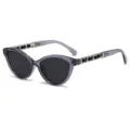 Occhiali da sole cat-eye grigi trasparenti da donna con aste con catena alla moda. - C5 Montatura Blu Traslucido Lenti Grigio Nero