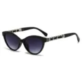 Occhiali da sole cat-eye neri da donna con aste a catena in metallo e dettagli di camelia chic. - C6 Montatura Nera Lenti Grigio Sfumato