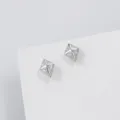 Gedetailleerde close-up van S925 zilveren diamant ingelegde vlieger oorknopjes, geometrisch. - Grote Ruit Stijl (M08104) / Set van 1 paar / Zilver