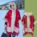 Thickened fleece-lined red hooded cape with vintage snowflake pattern and plush fur collar for women. - Thickened Fur Collar Cape with Christmas Snowflakes