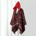 Mantella con cappuccio in maglia stile etnico da donna, scialle rosso e nero per autunno inverno. - Piccolo Paisley / Mantello / Nero rosso