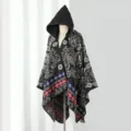 Mantella in maglia con cappuccio stile etnico, scialle nero caldo con motivo floreale, abbigliamento. - Piccolo Paisley / Mantello / Nero