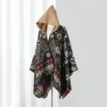 Mantella in maglia con cappuccio stile etnico da donna, poncho boho per autunno e inverno. - Piccolo Paisley / Mantello / Nero Cammello