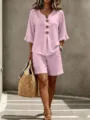 Detailopname van dames linnen tweedelig set, V-hals knooptop en korte broek met volantmouwen. - S / Roze