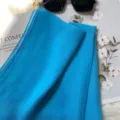 Dettaglio sciarpa in seta imitazione tinta unita, tessuto blu leggero per protezione solare capelli. - Stile Blu Pavone