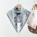 Vista dettagliata foulard in seta, elegante fazzoletto da collo grigio blu, motivo floreale vintage - grigio-blu
