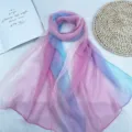 Dettaglio sciarpa seta sfumata arcobaleno, tessuto chiffon morbido leggero, stile elegante. - Sfumatura rosa