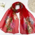 Élégant foulard en mousseline florale rouge pour femmes, châle de protection solaire léger. - Rouge