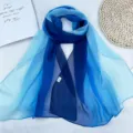 Dettagli della sciarpa estiva sfumata in blu, leggero scialle in georgette protezione solare. - Sfumatura blu