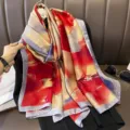 Eleganter Seidenschal mit abstraktem Print, leichter langer Damenschal für Frühling. - Rote China-Rose / Große Größe