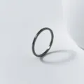 Minimalistischer dunkler silberner dünner Ring, schlichter eleganter Alltagsbandring. - US Größe 6 / Schwarz & Gold
