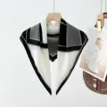 Classica sciarpa quadrata in seta geometrica nera e bianca, foulard elegante e versatile per donna. - bianco, nero e grigio