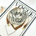 Chic καφέ λευκό τύπωμα αλυσίδα μεταξωτό τριγωνικό μαντήλι γυναικείο μόδα κομψό λαιμού - Στιλ μαγνητικής πόρπης 4